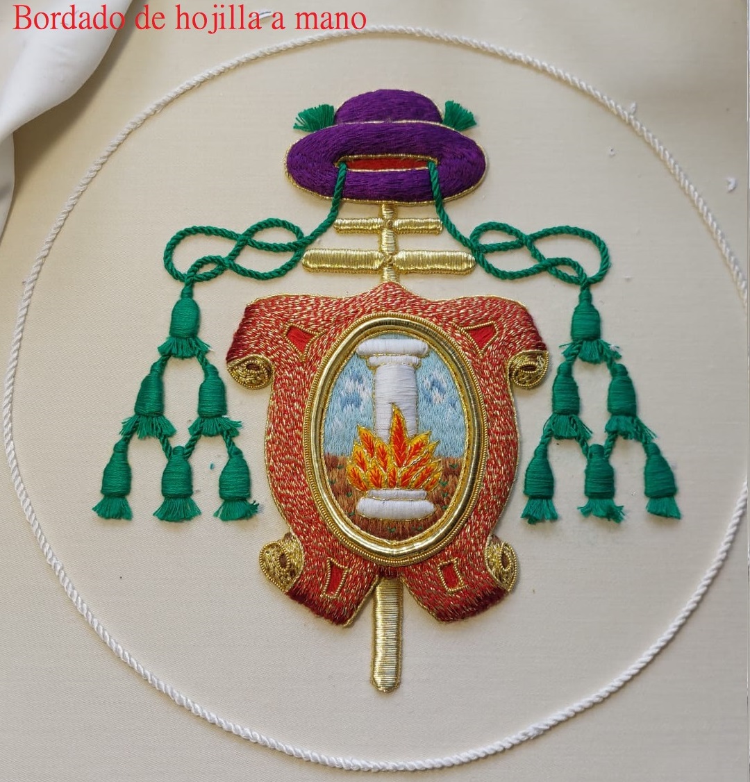 Escudo bordado a mano de hojilla Macarena capa